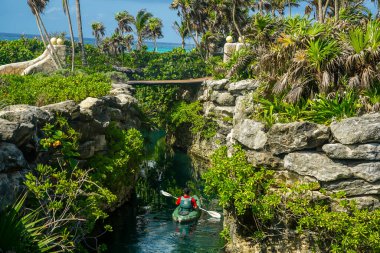 PLAYA DEL CARMEN, MEXICO - 6 Temmuz 2021: Playa del Carmen, Meksika 'daki Hotel Xcaret Mexico' da kano gezisi