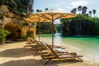 PLAYA DEL CARMEN, MEXICO - 6 Temmuz 2021 Playa del Carmen, Meksika 'daki Hotel Xcaret Mexico' da plaj. Geleneksel, çok özel otelleri ve çok eğlenceli konsepti aşan sofistike bir otel.
