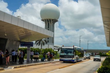 CANCUN, MEXICO - 7 Temmuz 2021: Cancun Uluslararası Havaalanı Terminal 4. Mexico City Uluslararası Havalimanı 'ndan sonra Latin Amerika' nın dördüncü ve Meksika 'nın en yoğun ikinci havaalanıdır. 