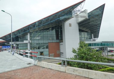 HANOI, VIETNAM - NOVEMBER 2, 2019: Noi Bai Uluslararası Havalimanı, Vietnam 'ın toplam kapasitesi açısından en büyük havaalanıdır.