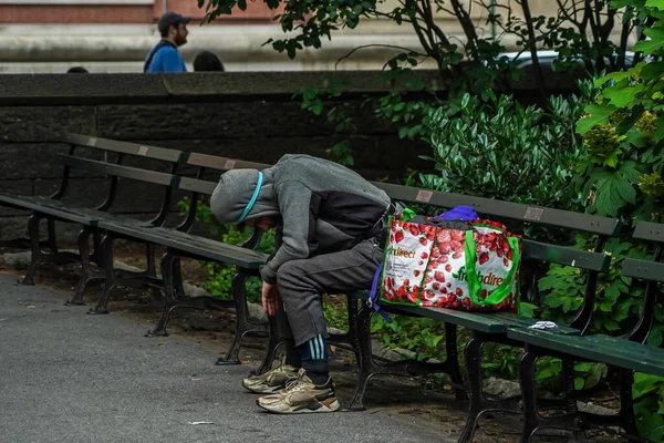 ニューヨーク市 2021年7月20日 セントラルパークのホームレスの男 — ストック写真