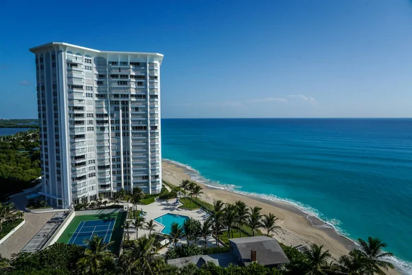 RIVIERA BEACH, FLORIDA - 6 Eylül 2021 Singer Adası 'ndaki lüks konutlar. Singer Adası, Riviera Sahili 'nin doğal plajları ve lüks otelleri olan okyanus manzaralı bir mahallesi. 
