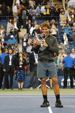 Bizi 2013 şampiyonu rafael nadal bize açık tutarak açık kupa yaptığı final maçı kazandıktan sonra novak djokovic karşı ödül tanıtımı sırasında