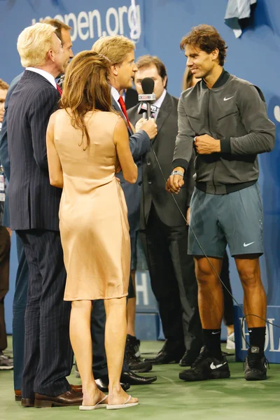 On üç kez grand slam şampiyonu Rafael nadal giving bizi billie jean, açık 2013 kazandıktan sonra röportaj Kral Ulusal Tenis Merkezi — Stok fotoğraf