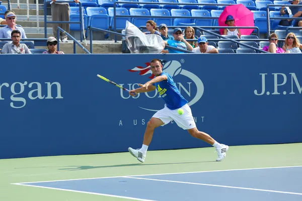 Профессиональный теннисист Михаил Южный тренируется на US Open 2013 на стадионе Луи Армстронг — стоковое фото