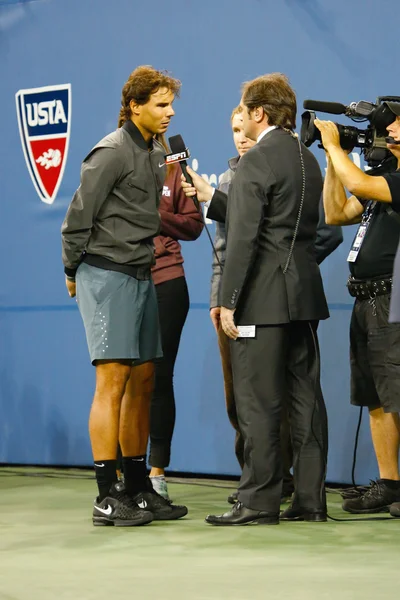 13-maliger Grand-Slam-Champion Rafael Nadal gibt Interview nach seinem Sieg bei den US Open 2013 im Billie Jean King National Tennis Center — Stockfoto