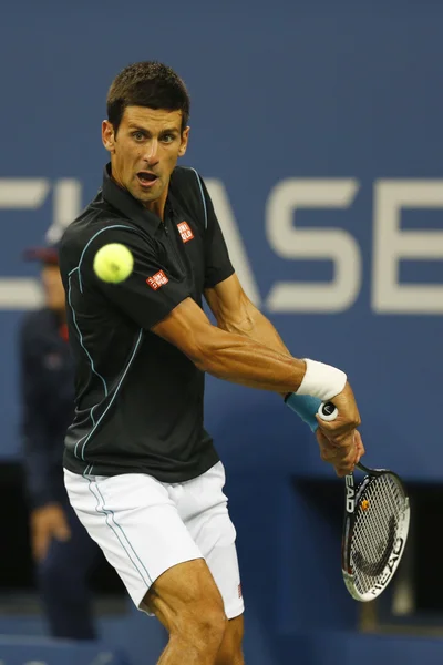 Jugador de tenis profesional Novak Djokovic durante el partido de cuartos de final en el Abierto de EE.UU. 2013 contra Mikhail Youzhny — Foto de Stock