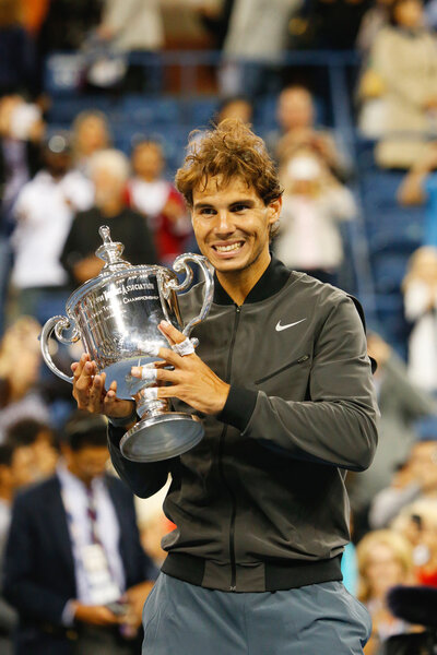 Чемпион US Open 2013 Рафаэль Надаль, держащий US Open trophy во время презентации трофея после своей финальной победы над Новаком Джоковичем
