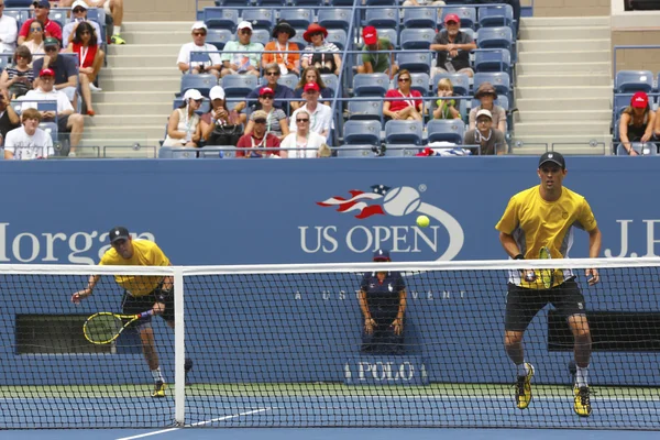 Les champions du Grand Chelem Mike et Bob Bryan lors du match double du troisième tour à l'US Open 2013 — Photo