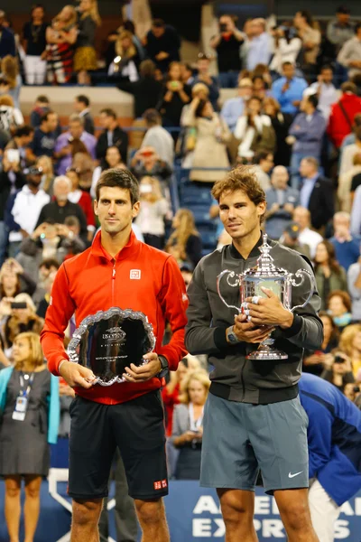 Чемпион US Open 2013 Рафаэль Надаль и финалист Новак Джокович во время презентации трофея после финального матча — стоковое фото