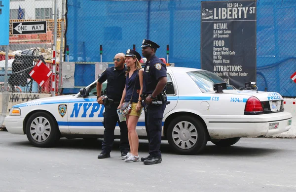 Polizisten fotografieren Touristen in der Nähe des World Trade Centers in Manhattan — Stockfoto