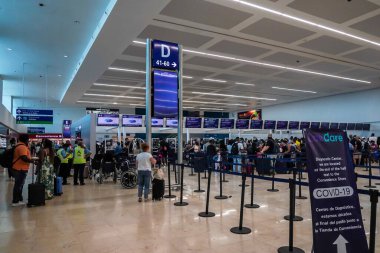 CANCUN, MEXICO - 7 Eylül 2021: Cancun Uluslararası Havaalanı Terminal 4 kontrol bölgesi