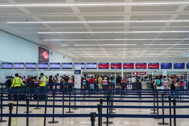 CANCUN, MEXICO - 7 Eylül 2021: Cancun Uluslararası Havaalanı Terminal 4 kontrol bölgesi