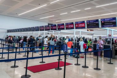 CANCUN, MEXICO - 7 Eylül 2021: Cancun Uluslararası Havaalanı Terminal 4 kontrol bölgesi