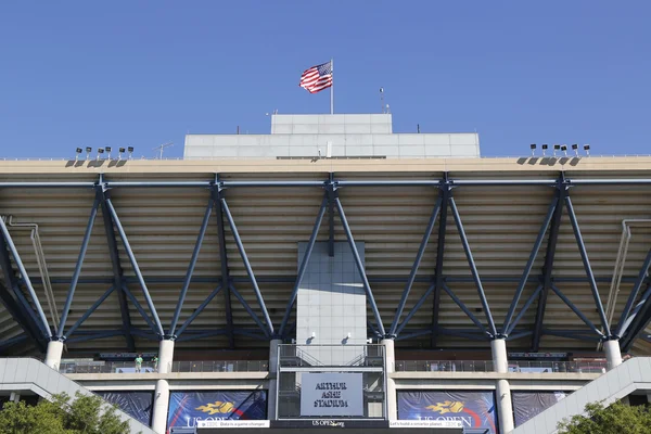Estadio Arthur Ashe en el Billie Jean King National Tennis Center listo para el torneo US Open — Foto de Stock