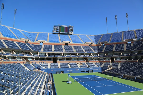 Arthur ashe Stadion at de billie jean king national tennis center klaar voor ons open toernooi — Stockfoto