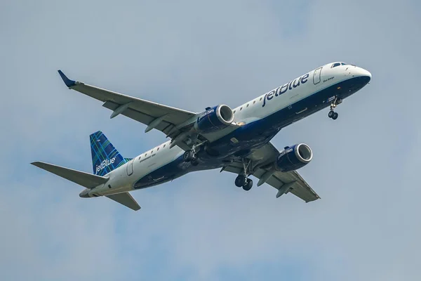 New York Ottobre 2021 Jetblue Embraer E190 Scende Atterrare All — Foto Stock