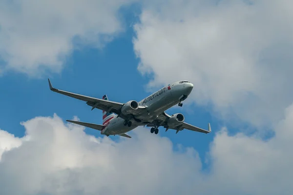 ニューヨーク 2021年10月7日 アメリカン航空ボーイング737がニューヨークのJfk国際空港に着陸するため降下 — ストック写真