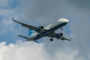 NEW YORK - 7 Ekim 2021: JetBlue Airbus A321neo New York JFK Uluslararası Havaalanına inmek için iniyor 