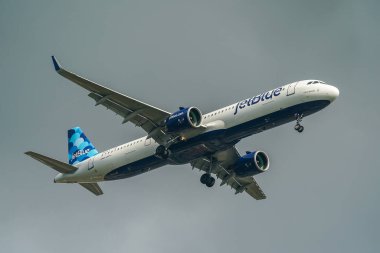 NEW YORK - 7 Ekim 2021: JetBlue Airbus A321neo New York JFK Uluslararası Havaalanına inmek için iniyor 