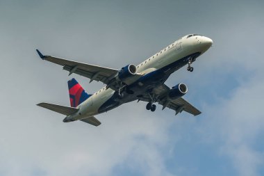 NEW YORK - 7 Ekim 2021: Delta Connection Embraer New York 'taki JFK Uluslararası Havalimanı' na inmek için indi