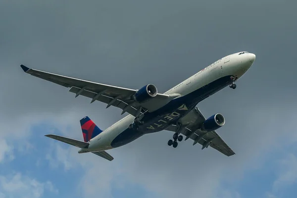 Nueva York Octubre 2021 Delta Airlines Airbus A330 Desciende Para —  Fotos de Stock