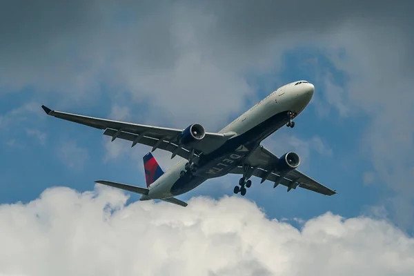 New York October 2021 Delta Airlines Airbus A330 Descends Landing — Stock Photo, Image