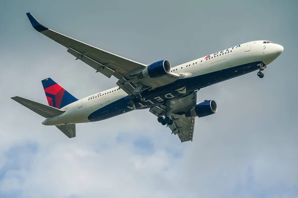 New York October 2021 Delta Airlines Boeing 767 Descending Landing — Stock Photo, Image