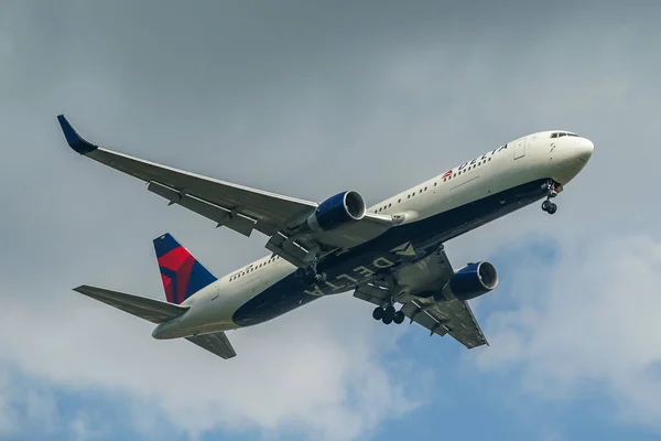 New York October 2021 Delta Airlines Boeing 767 Descending Landing — Stock Photo, Image