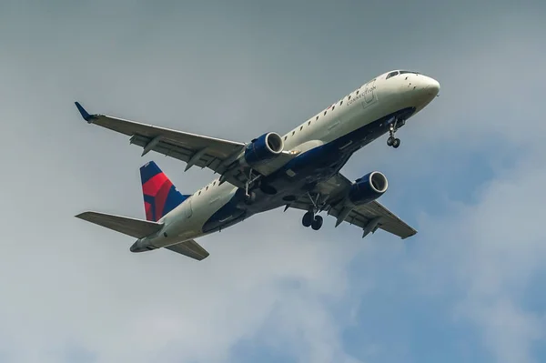 Νεα Υορκη Οκτωβρίου 2021 Delta Connection Embraer 175 Κατεβαίνει Για — Φωτογραφία Αρχείου