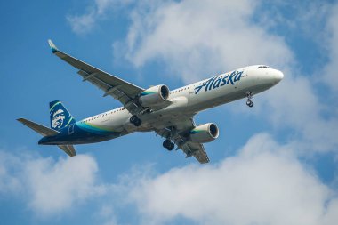 NEW YORK - 7 Ekim 2021: Alaska Airlines Airbus A321 New York 'taki JFK Uluslararası Havaalanı' na inmek için inmiştir. ABD 'nin en büyük beşinci havayolu şirketidir.