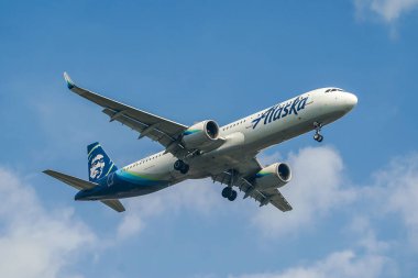 NEW YORK - 7 Ekim 2021: Alaska Airlines Airbus A321 New York 'taki JFK Uluslararası Havaalanı' na inmek için inmiştir. ABD 'nin en büyük beşinci havayolu şirketidir.