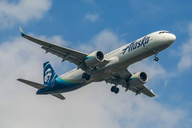 NEW YORK - 7 Ekim 2021: Alaska Airlines Airbus A321 New York 'taki JFK Uluslararası Havaalanı' na inmek için inmiştir. ABD 'nin en büyük beşinci havayolu şirketidir.