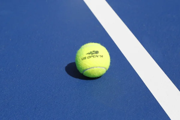 Wilson tennis ball on tennis court at Arthur Ashe Stadium — Stock Photo, Image