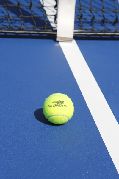 Wilson tennis ball on tennis court at Arthur Ashe Stadium — Stock Photo, Image