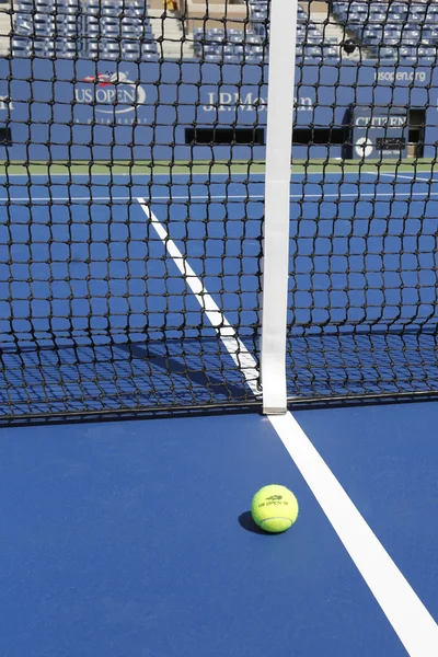 Wilson tennis ball on tennis court at Arthur Ashe Stadium — Stock Photo, Image