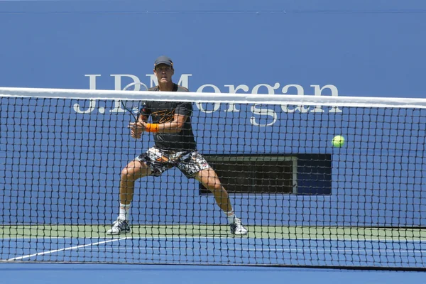 El tenista profesional Tomas Berdych practica para el Abierto de EEUU 2014 en el Billie Jean King National Tennis Center —  Fotos de Stock