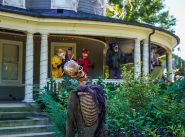 BrooKLYN, NEW YORK - 19 Ekim 2021: Brooklyn, New York 'ta Cadılar Bayramı süslemeleri