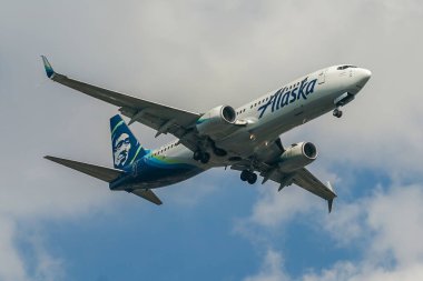 NEW YORK - 7 Ekim 2021: Alaska Airlines Boeing 737, New York 'taki JFK Uluslararası Havaalanı' na inmek için inmiştir. ABD 'nin en büyük beşinci havayolu şirketidir.