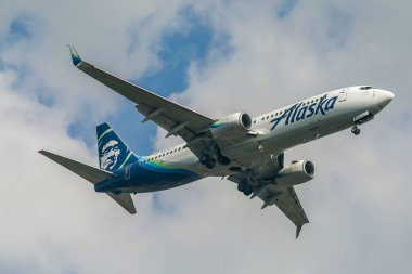 NEW YORK - 7 Ekim 2021: Alaska Airlines Boeing 737, New York 'taki JFK Uluslararası Havaalanı' na inmek için inmiştir. ABD 'nin en büyük beşinci havayolu şirketidir.