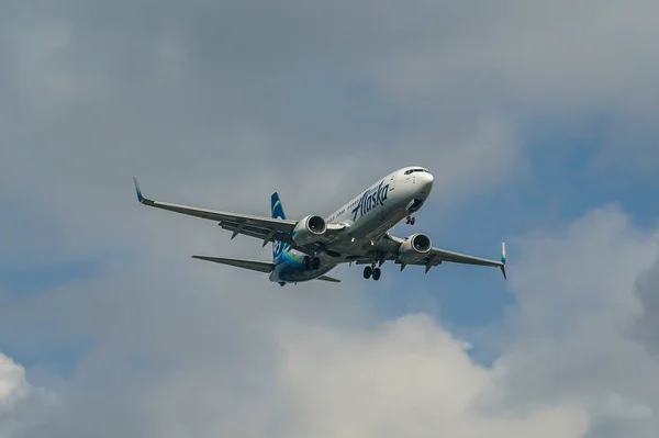 ニューヨーク 2021年10月7日 アラスカ航空ボーイング737はニューヨークのJfk国際空港に着陸するために降下します アメリカで5番目に大きな航空会社である — ストック写真