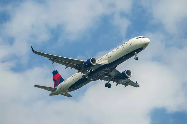 New York October 2021 Delta Airlines Airbus A321 Descending Landing — Stock Photo, Image