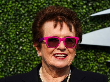 NEW YORK - 27 AĞUSTOS 2018 USTA Billie Jean King Ulusal Tenis Merkezi 'nde 2018 ABD Açık açılış gecesinden önce Grand Slam şampiyonu Billie Jean King kırmızı halıda