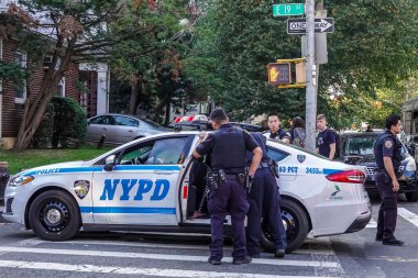 BrooKLYN, New York - 14 Ekim 2021: New York Polis Departmanı Brooklyn 'de bir olay yerinde faaliyet gösterdi. 1845 yılında kurulan New York Polis Departmanı, ABD 'nin en büyük polis teşkilatıdır. 