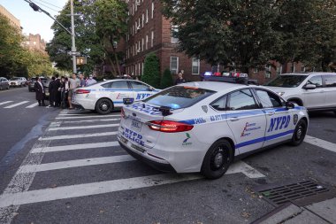 BrooKLYN, New York - 14 Ekim 2021: New York Polis Departmanı Brooklyn 'de bir olay yerinde faaliyet gösterdi. 1845 yılında kurulan New York Polis Departmanı, ABD 'nin en büyük polis teşkilatıdır. 