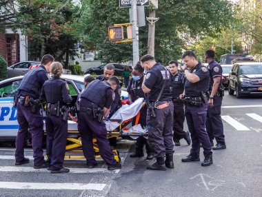 BrooKLYN, New York - 14 Ekim 2021: New York Polis Departmanı Brooklyn 'de bir olay yerinde faaliyet gösterdi. 1845 yılında kurulan New York Polis Departmanı, ABD 'nin en büyük polis teşkilatıdır. 