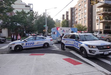 BrooKLYN, New York - 14 Ekim 2021: New York Polis Departmanı Brooklyn 'de bir olay yerinde faaliyet gösterdi. 1845 yılında kurulan New York Polis Departmanı, ABD 'nin en büyük polis teşkilatıdır. 
