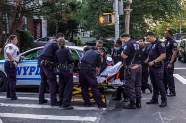 BrooKLYN, New York - 14 Ekim 2021: New York Polis Departmanı Brooklyn 'de bir olay yerinde faaliyet gösterdi. 1845 yılında kurulan New York Polis Departmanı, ABD 'nin en büyük polis teşkilatıdır. 