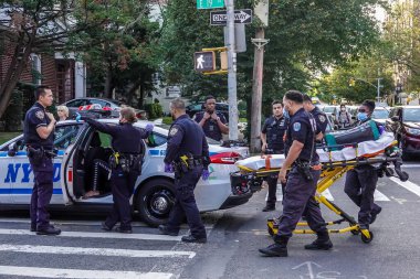 BrooKLYN, New York - 14 Ekim 2021: New York Polis Departmanı Brooklyn 'de bir olay yerinde faaliyet gösterdi. 1845 yılında kurulan New York Polis Departmanı, ABD 'nin en büyük polis teşkilatıdır. 