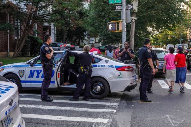 BrooKLYN, New York - 14 Ekim 2021: New York Polis Departmanı Brooklyn 'de bir olay yerinde faaliyet gösterdi. 1845 yılında kurulan New York Polis Departmanı, ABD 'nin en büyük polis teşkilatıdır. 